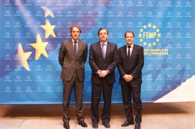 El Presidente de la FEMP, Íñigo de la Serna, el Secretario de Estado de Medio Ambiente, Federico Ramos, y el Director Gene ralde Ecoembes, Oscar Martín.